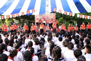 Hanwha Life Việt Nam tổ chức trung thu cho thiếu nhi