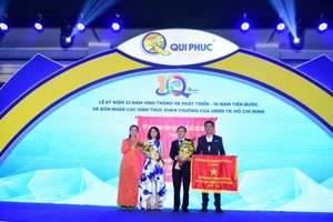 Qui Phúc nhận cờ, bằng khen của UBND TP.HCM