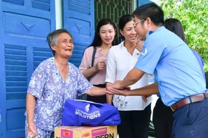 Một ngày theo chân VWS đi trao quà từ thiện