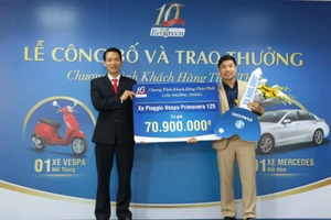 Khách hàng đầu tiên trúng xe Vespa từ Ecogreen
