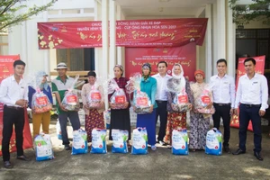 Tôn Hoa Sen tặng quà cho người nghèo đón Tết 2018