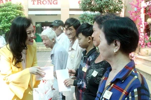 VWS trao 200 phần quà Tết đến người dân Bình Chánh