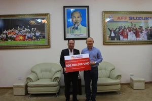 Thầy Park thay mặt U-23 VN nhận thưởng từ HD SAISON