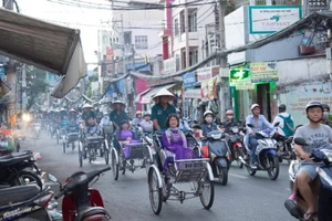 Người Sài Gòn diện áo dài, ngồi xích lô tham quan thành phố