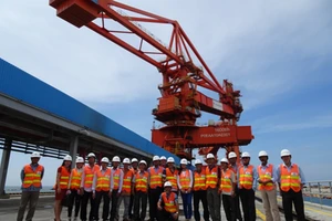 Tiếp đón đoàn giám sát môi trường và tham quan