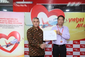 VietJet: Chuyến bay cứu trợ nạn nhân động đất đã tới Indonesia