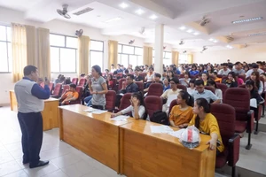 Gần 300 sinh viên được trang bị kỹ năng an toàn giao thông