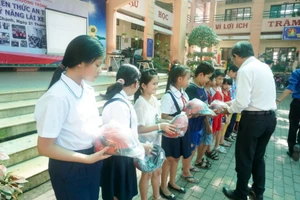 100 mũ bảo hiểm tặng học sinh xã Phạm Văn Hai