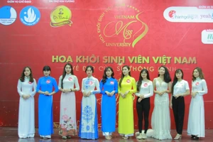 Ngô Mai Phương tươi tắn trên ghế giám khảo Hoa khôi Sinh viên 