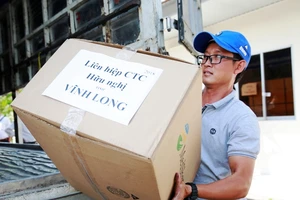 Bàn giao 3,79 tỉ đồng dụng cụ vật tư y tế tiêu hao