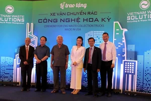 VWS tặng 6 xe chở rác của Mỹ cho TP.HCM, Long An, Kiên Giang 