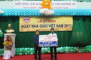 HD SAISON trao học bổng cho học sinh nghèo vượt khó