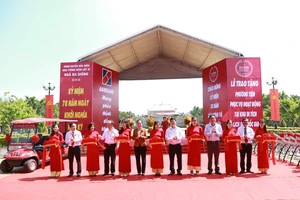 Tặng phương tiện cho khu tưởng niệm liệt sĩ Ngã Ba Giồng