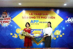 Khách hàng trúng tới 330 triệu đồng khi 'Săn ong tỷ phú'