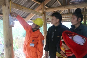 Hơn 6.000 hộ nghèo được thay mới đường dây, bóng đèn điện