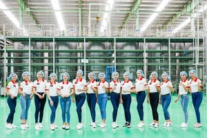 Hoa khôi Sinh viên tham quan nhà máy hiện đại Tân Hiệp Phát