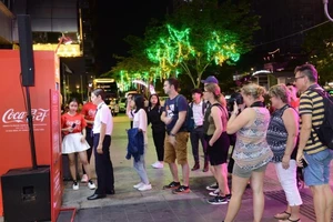 Coca-Cola thành công với phiên bản lon logo song ngữ 