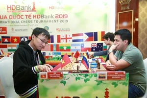 Chủ tịch FIDE trao cúp vô địch giải cờ vua quốc tế HDBank