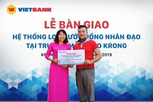 Vietbank “cõng” nước sạch lên bản cho đồng bào Ba Na