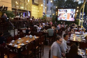 Cấm bán rượu, bia sau 22 giờ: Quán ở phố Bùi Viện lo phá sản 