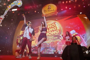 Fan Đà thành “tan chảy” trước màn biểu diễn của các sao