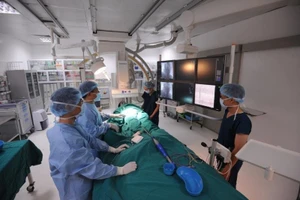 Vì sao bác sĩ Việt không cần học “từ thấp lên cao”?