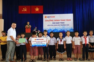 Vietbank tặng 760 máy tính cho các chùa và trường học