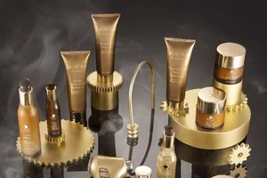 Bộ mỹ phẩm 'Lâu đài nhan sắc' đầu tiên bằng vàng 24K