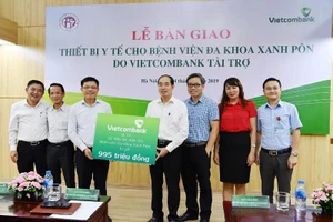 Vietcombank: Tài trợ hai máy lọc thận trị giá 995 triệu đồng
