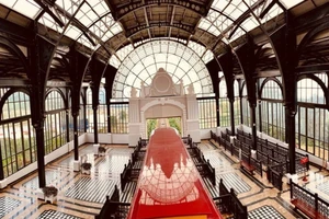 Ga tàu hỏa leo núi Mường Hoa 'bỏ bùa' NTK Lê Thanh Hòa