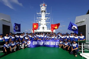 EVN được Bộ Tư lệnh Hải quân tặng bằng khen