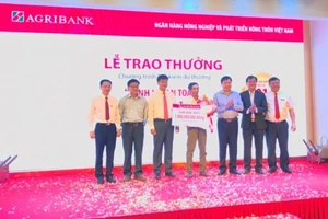 Agribank trao sổ tiết kiệm trị giá 01 tỉ đồng