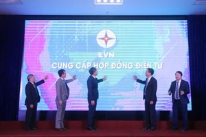 EVNNPC tham gia lễ công bố cung cấp Hợp đồng điện tử
