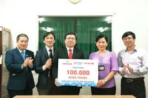 Tài trợ 100.000 khẩu trang cho Sở Y tế TP.HCM 