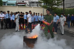 Him Lam Land hướng dẫn cư dân phòng cháy chữa cháy