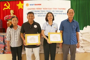 Vietbank trao 100 tấn gạo đến các gia đình khó khăn