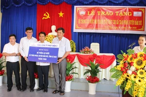 EVNGENCO 3: Trao tặng hệ thống lọc nước nhiễm mặn ở Cà Mau