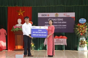 BIDV trao tặng 5.000 cặp phao cứu sinh tại 10 địa phương