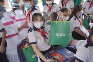 Về Tiền Giang nghe bà con kể chuyện cây cầu mới