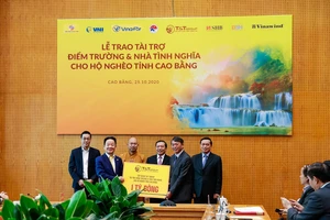 'Bầu Hiển' ủng hộ tỉnh Cao Bằng 5 tỉ đồng