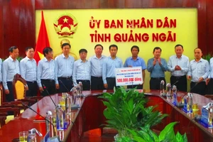 Chủ tịch EVNNPT tặng quà cho người dân Quảng Nam, Quảng Ngãi 