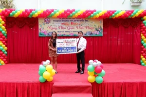 HD SAISON 5 năm liền tặng học bổng cho trường Đức Trí