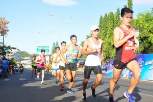 Hơn 1.420 vận động viên chinh phục đỉnh núi Bà Rá