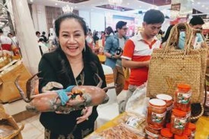 Mỹ phẩm chính hãng và đặc sản địa phương hút khách 