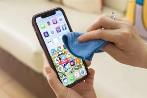 Cách vệ sinh iPhone 11 của giới trẻ thời COVID 
