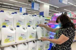 Nhãn hàng Select giảm giá tràn ngập siêu thị Co.opmart 