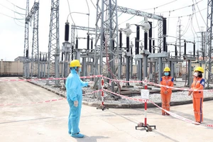 EVNNPC: Thợ điện trong tâm dịch COVID-19