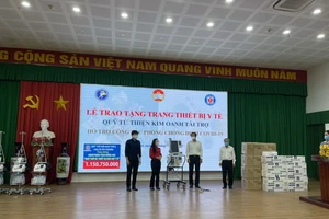 Quỹ từ thiện Kim Oanh tặng tiếp 5 máy thở và nhiều vật tư y tế thiết yếu
