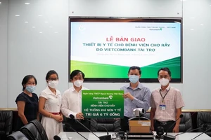 Vietcombank hỗ trợ trang thiết bị y tế cho 2 bệnh viện lớn ​