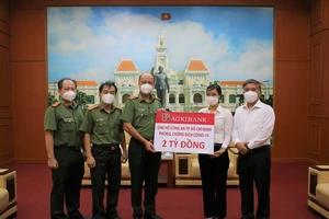 Agribank ủng hộ Công an TP.HCM 2 tỉ đồng phòng, chống dịch